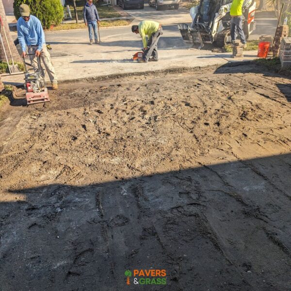 Driveway using Tan Creme Bedrock Charcoal Paver